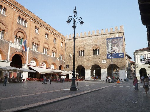 piazzadeisignoripalazzodellaprefettura.jpg